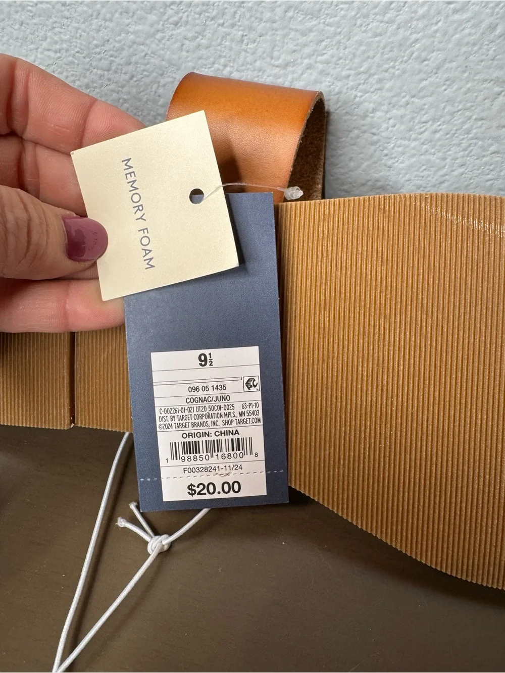 NWT 9.5 women’s Universal Thread Cognac Brown Toe-Ring Slide Sandals
